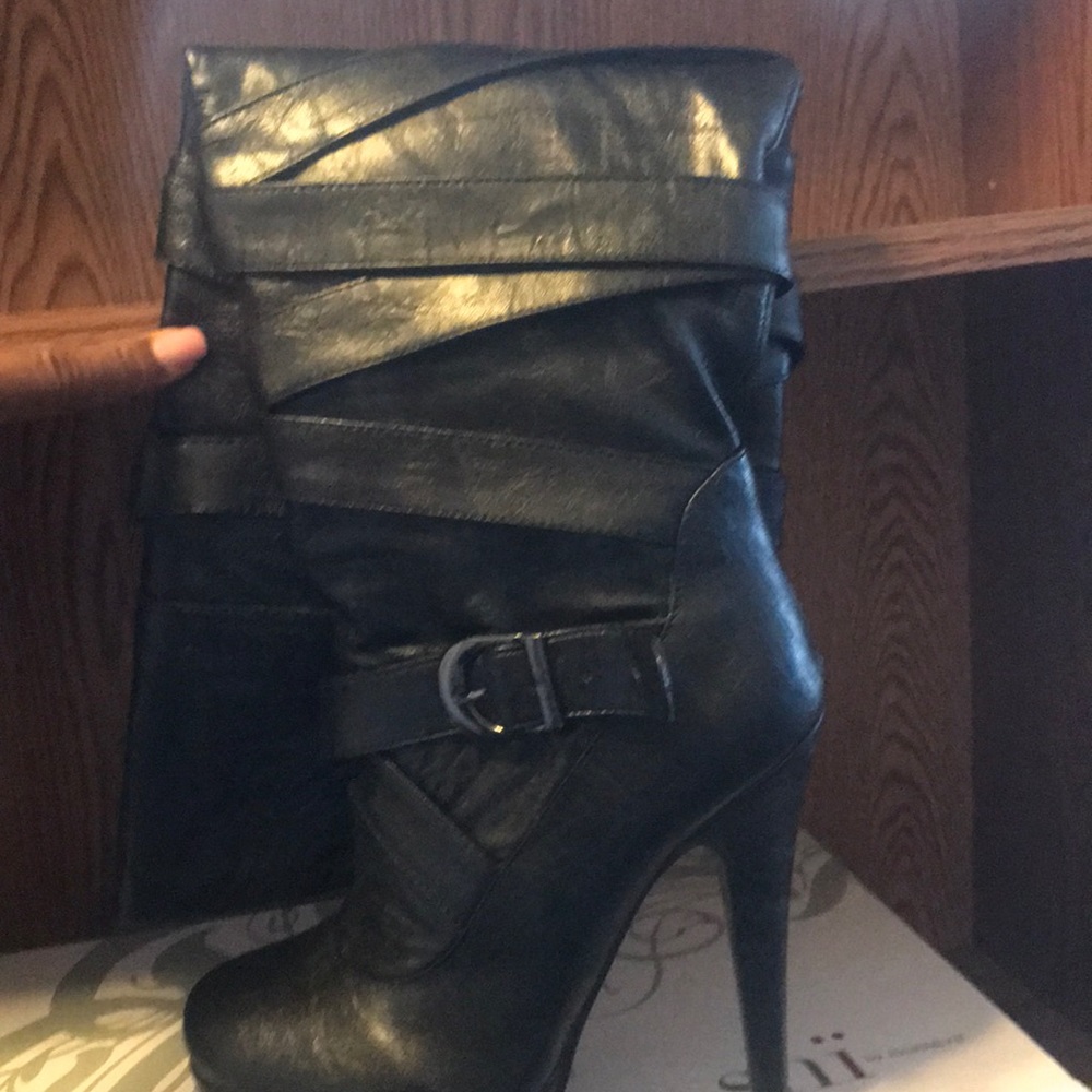 Black Shi knee high booth